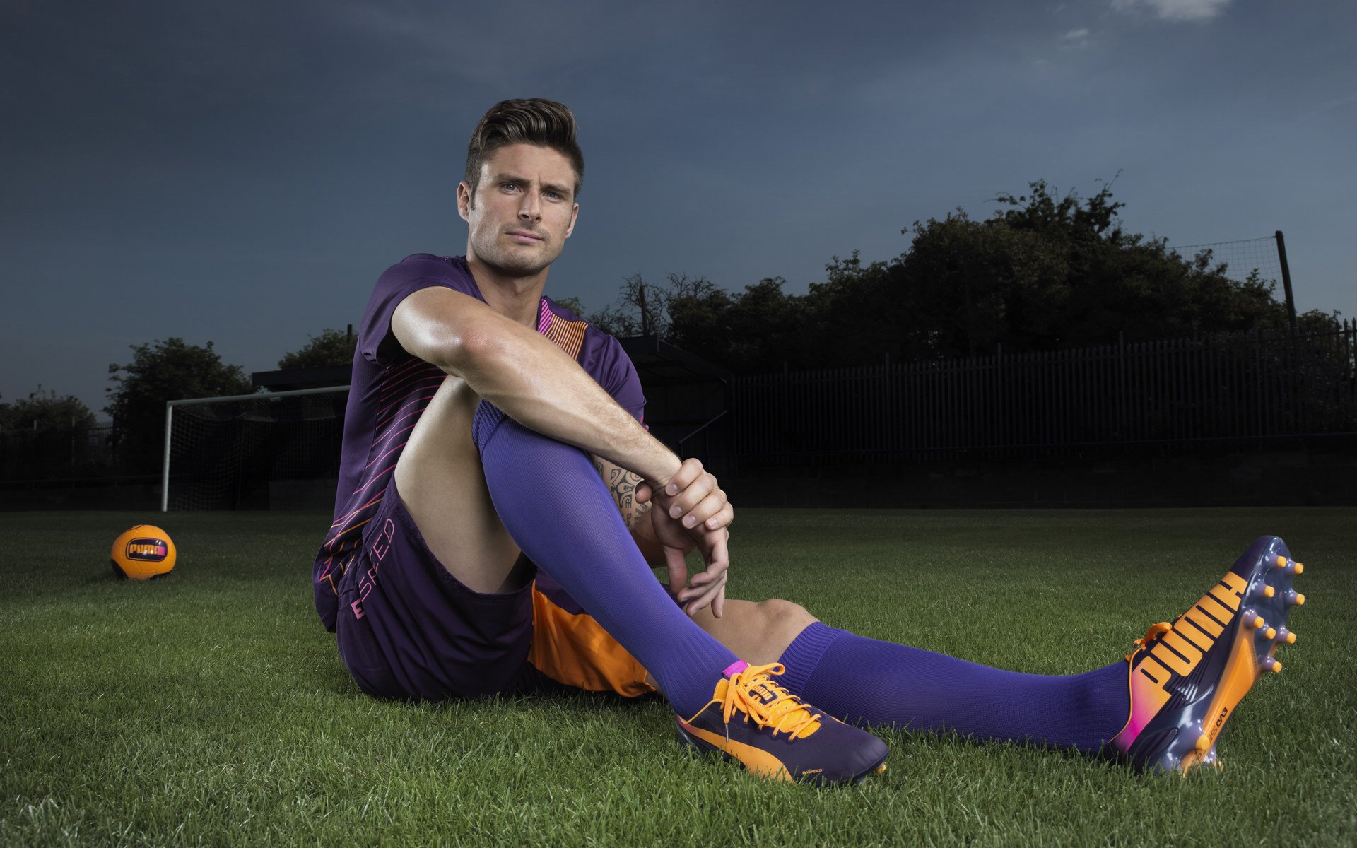 拜仁利用边路传中频繁制造机会，战术多变，拜仁zirkzee