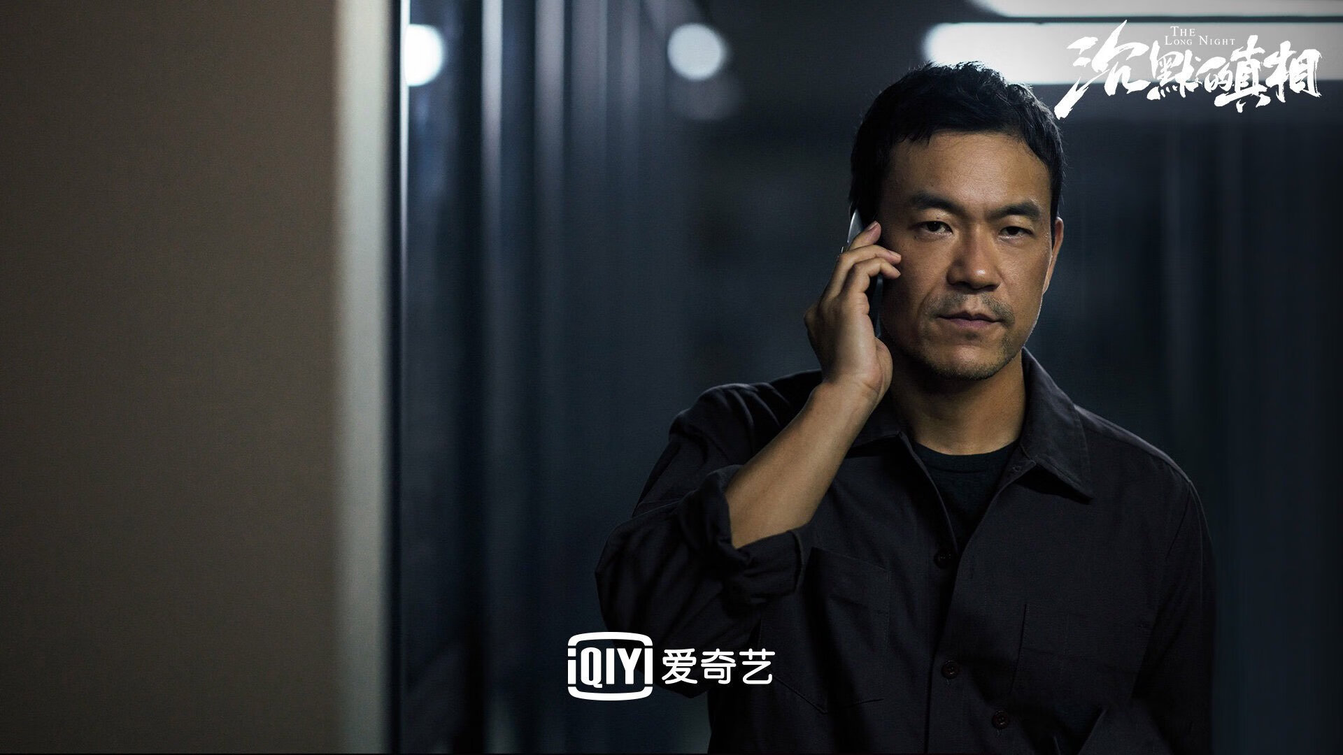 一决高下：球场上两队实力对比悬念无限，胜负难料，一决高低还是一决高下