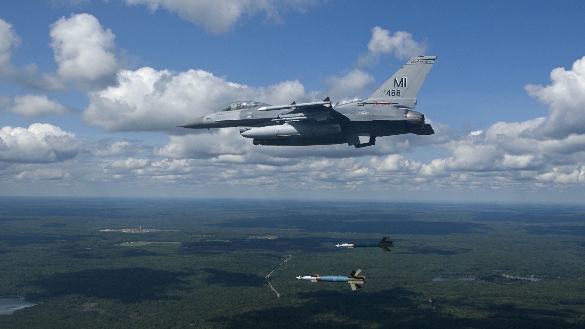 职业联赛是否应引入技术视频助理裁判系统，足球视频助理裁判