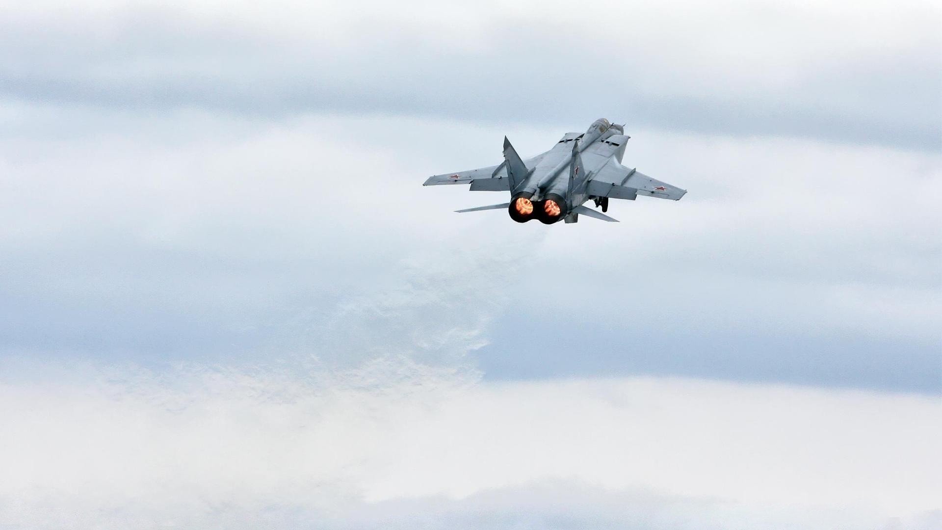 Kaiyun APP-英超裁判语境分析在提升判罚一致性中的应用探索，英超裁判组