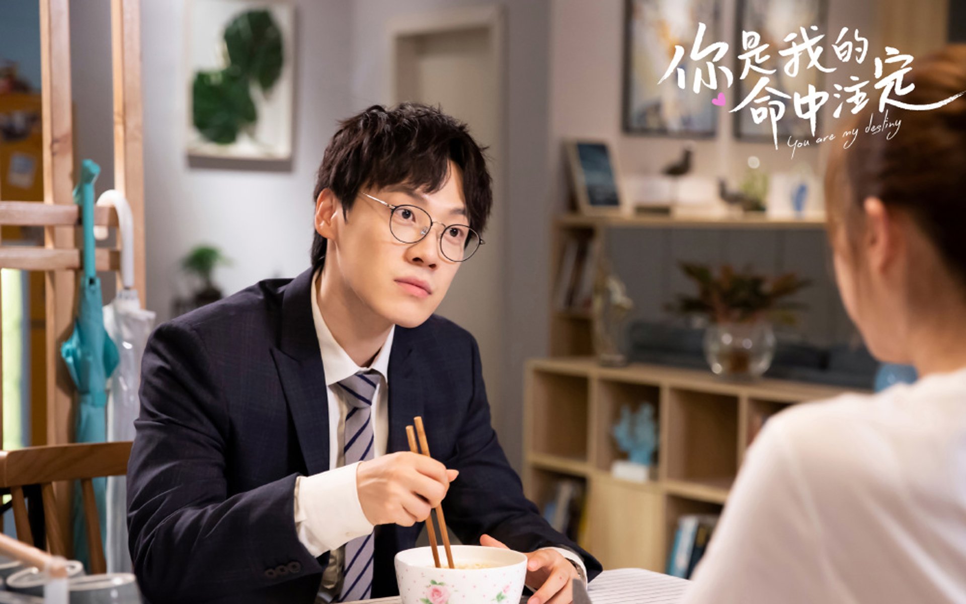 “羽毛球：简阳文体中心赛场上演绝妙击球与战术博弈”