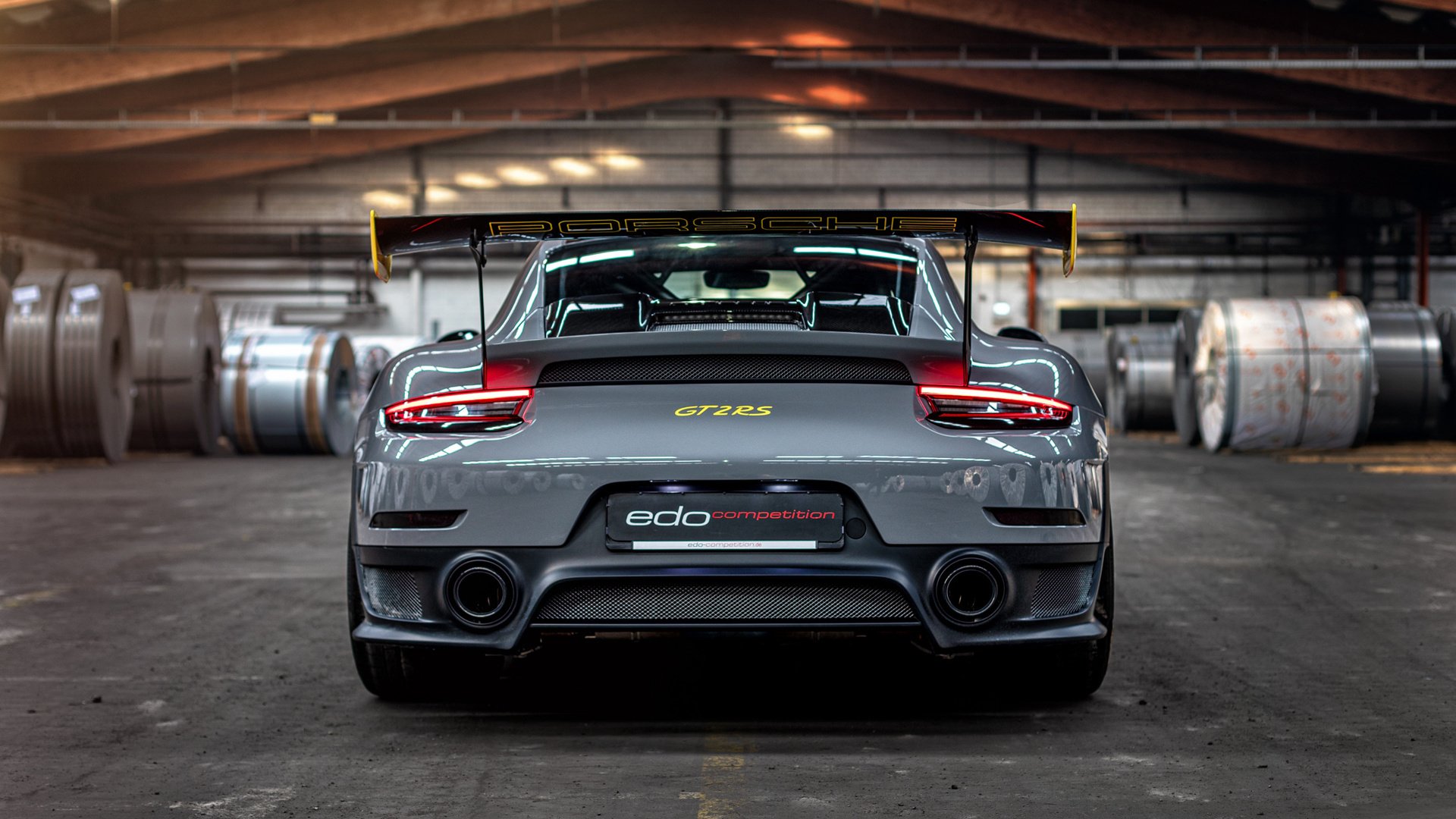 kaiyun体育app-詹姆斯赛后与对手深情拥抱致敬，詹姆斯跟队友赛前做的动作