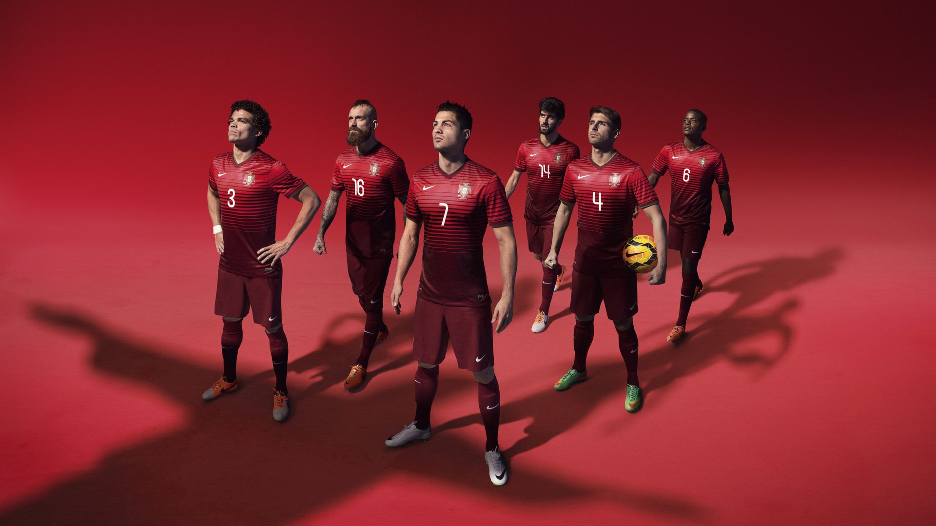 高尔凭借个人能力，一人突破多重防线创造进攻机会，高尔高尔基